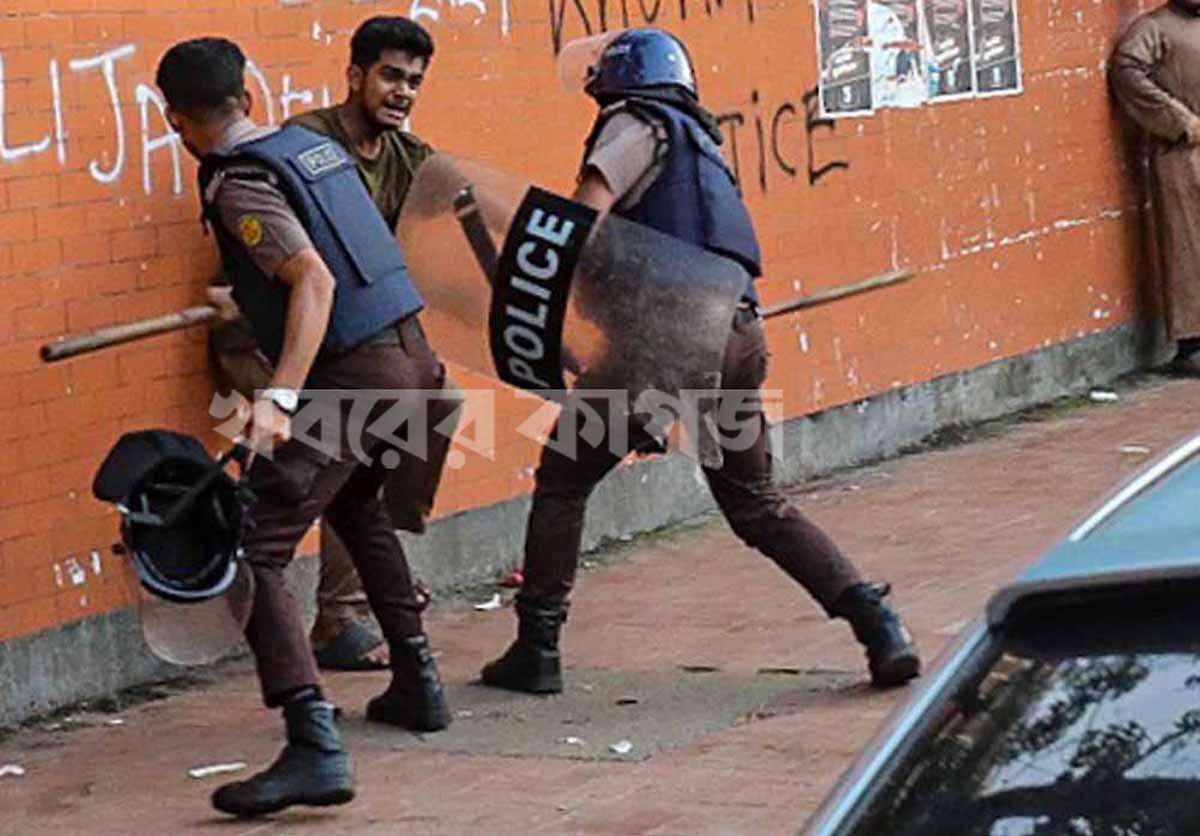 সংসদ ভবনের সামনে